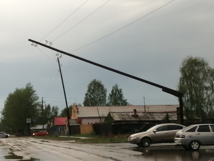 Столб не выдержал натиска непогоды