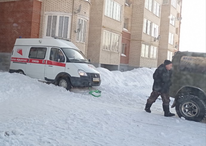 Скорая помощь застряла в сугробе