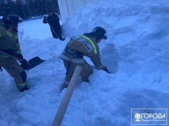 ​Женщину спасли из-под снега, сошедшего с крыши дома в Советском