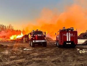 Крупный пожар в Советском: в южной промзоне горели отходы лесопиления